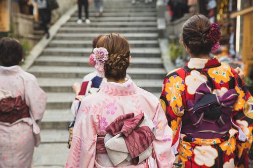 城市传统服饰中的匿名妇女 · 免费素材图片