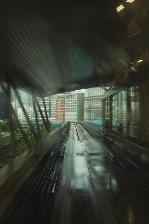 现代城市屋顶下的火车站 · 免费素材图片