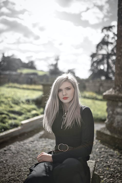 有关坐, 垂直拍摄, 看着相机的免费素材图片