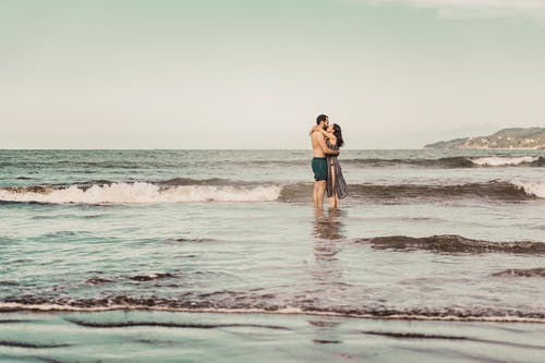 黑色比基尼站在海滩上的女人 · 免费素材图片