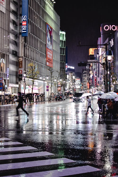 夜间在大街上行走的人 · 免费素材图片