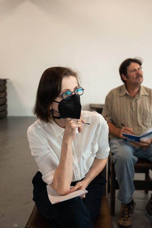 坐在白色衬衫的女人旁边的衬衫白色纽扣的男人 · 免费素材图片