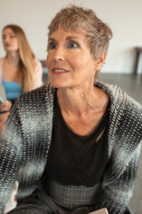 黑色瓢领衬衫和灰色开衫的女人 · 免费素材图片