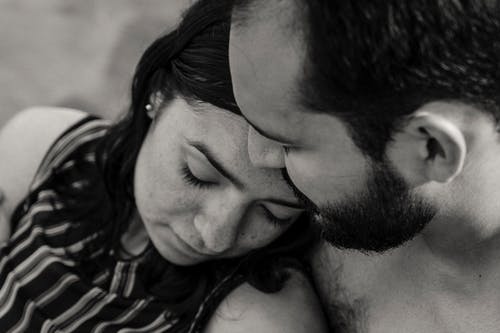 男人亲吻女人的脸颊 · 免费素材图片