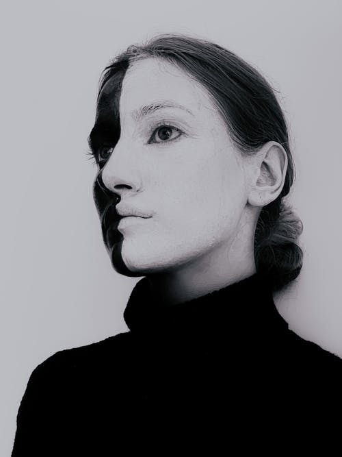 有对比构成的创造性的少妇在演播室 · 免费素材图片