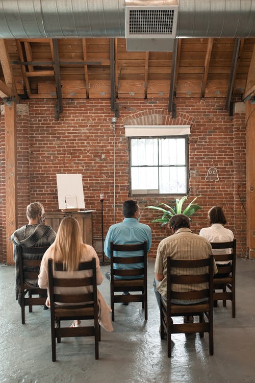 人们坐在桌子前的椅子上 · 免费素材图片