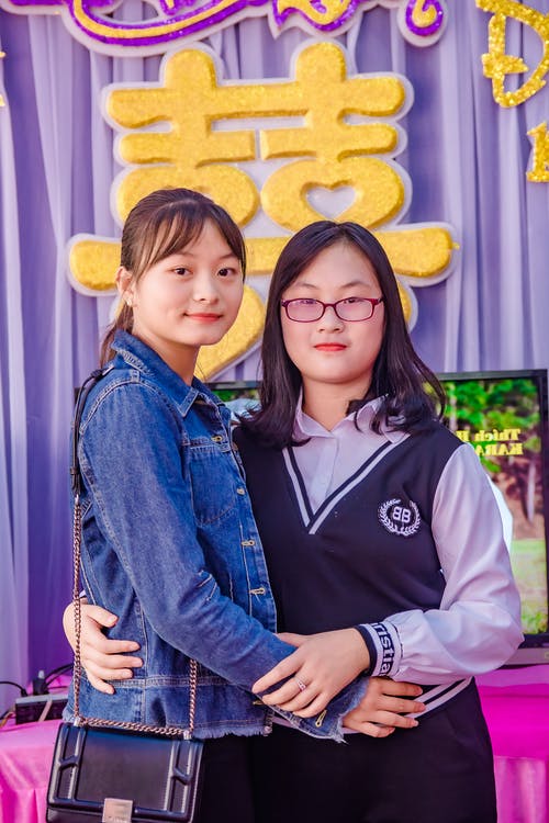 有关互相拥抱, 垂直拍摄, 看着相机的免费素材图片