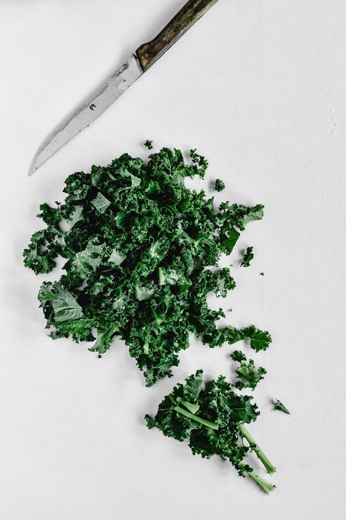 白桌上的绿色蔬菜 · 免费素材图片