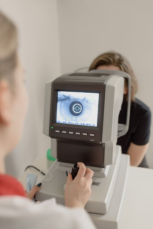 无法识别的眼科医生检查视力筛查女人的视力 · 免费素材图片