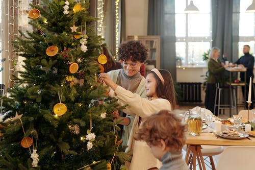 家庭装饰一棵圣诞树 · 免费素材图片