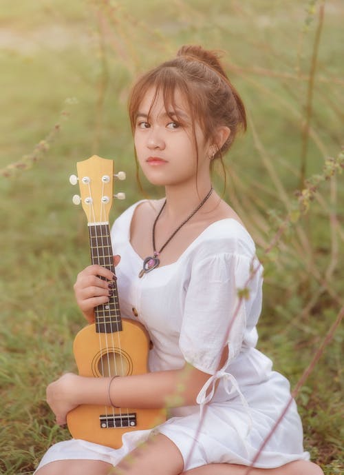 有关四弦琴, 坐, 垂直拍摄的免费素材图片