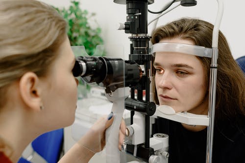 医生在医学实验室检查病人的视力 · 免费素材图片