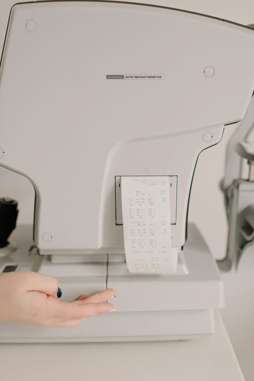 不露面眼科医生用视觉筛查器打印纸记录 · 免费素材图片
