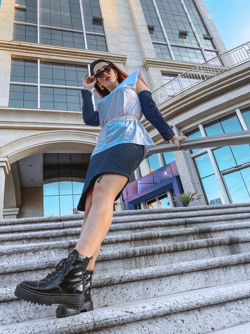 有关低角度拍摄, 垂直拍摄, 墨镜的免费素材图片