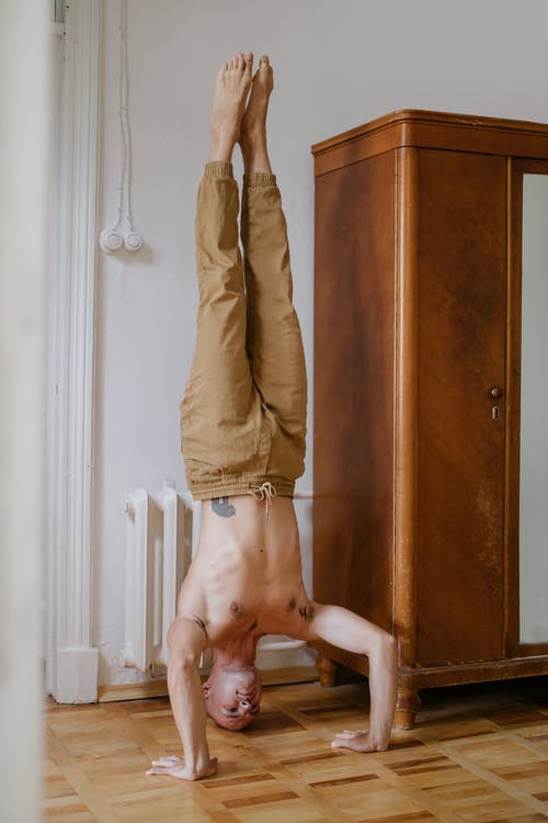 裸照男子坐在白色的木椅上 · 免费素材图片