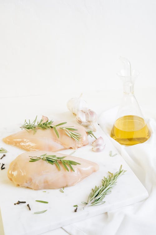 透明玻璃瓶，里面有黄色液体 · 免费素材图片