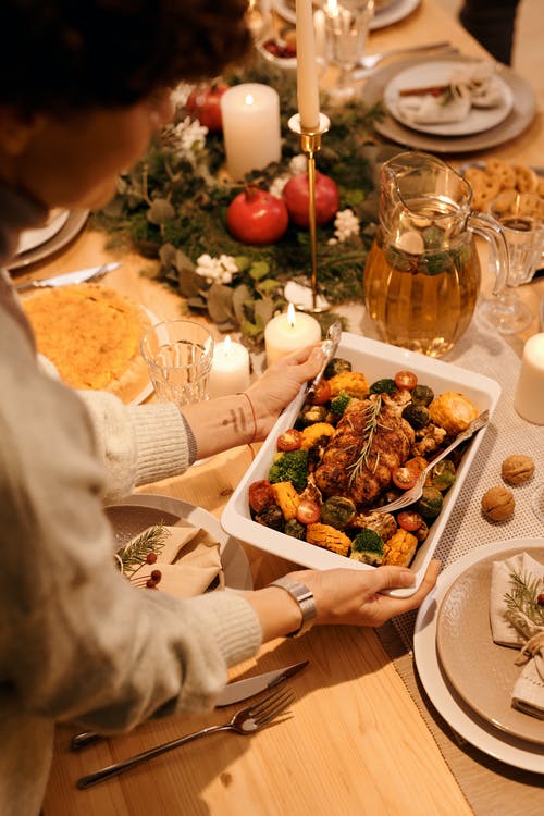 圣诞晚宴上的食物的人 · 免费素材图片