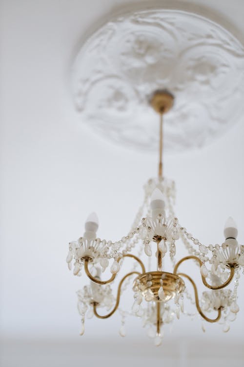 白色和金色碎花枝形吊灯 · 免费素材图片
