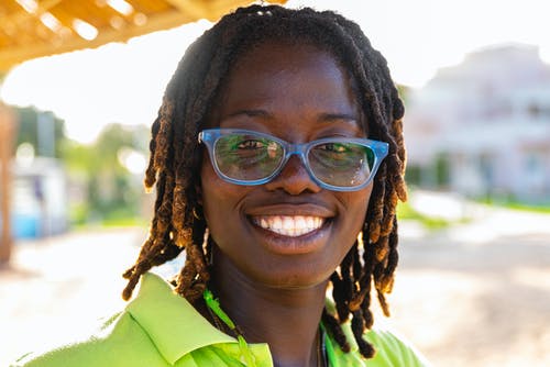 有关模糊的背景, 灿烂的笑容, 特写的免费素材图片