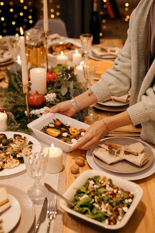 圣诞晚宴上的食物的人 · 免费素材图片