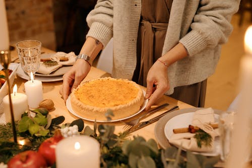 圣诞晚宴蛋糕的人 · 免费素材图片