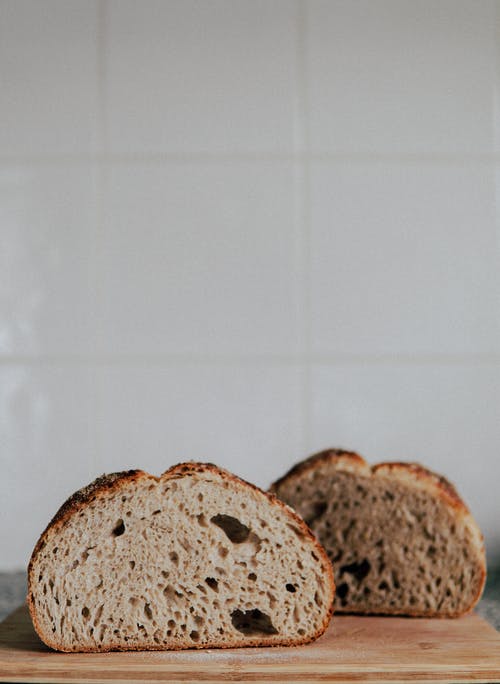 片在砧板上的美味新鲜面包 · 免费素材图片
