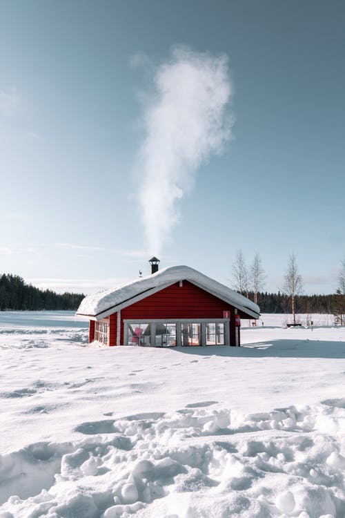 从烟囱在冬天山谷烟气的房子 · 免费素材图片