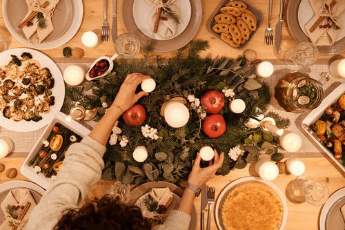 圣诞晚餐餐桌布置的顶视图 · 免费素材图片