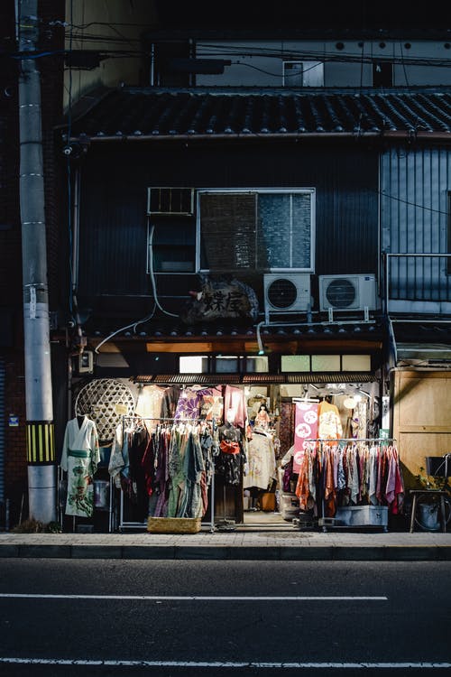 黑色金属架上挂着的衣服 · 免费素材图片