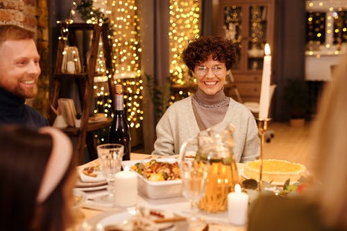 吃晚饭的人 · 免费素材图片