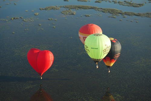 有关湖, 热气球, 丰富多彩的免费素材图片