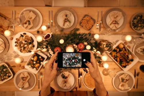 一个人拍照的圣诞晚餐的顶视图 · 免费素材图片