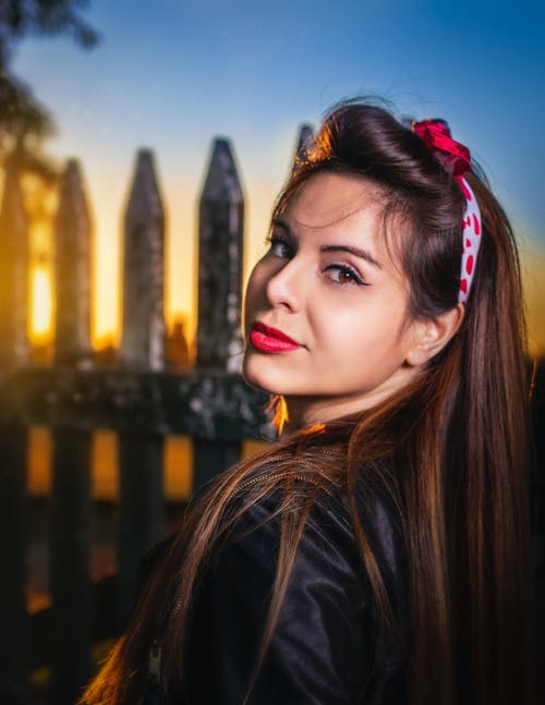 有关嘴唇, 回头看, 在肩膀上的免费素材图片