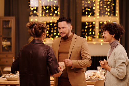 家庭在圣诞节期间聚会 · 免费素材图片