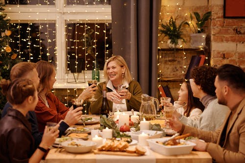 家人一起吃圣诞大餐 · 免费素材图片
