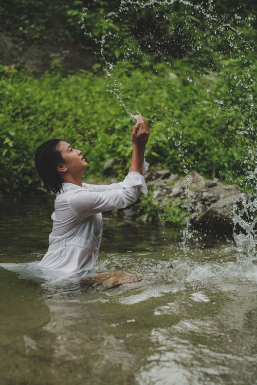 有关举起手臂, 侧面图, 内容的免费素材图片