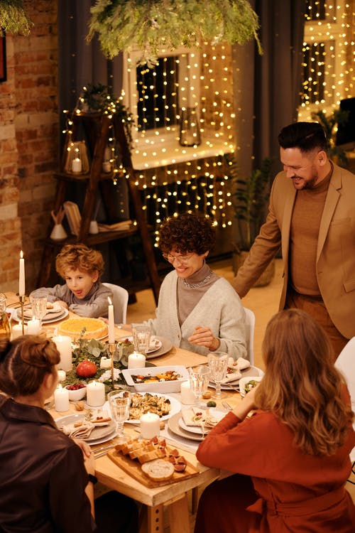 人们在圣诞节吃晚餐 · 免费素材图片