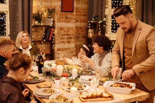 家庭庆祝圣诞节晚餐 · 免费素材图片