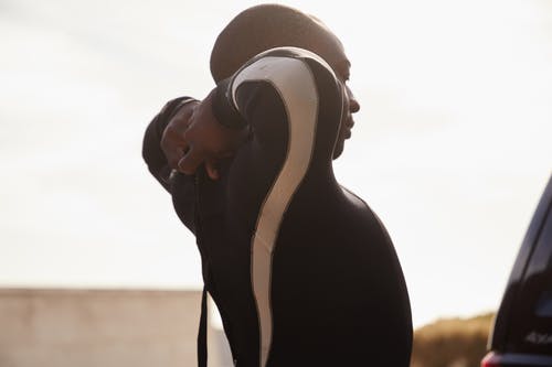 在夏天穿上潜水衣的非洲裔美国运动员 · 免费素材图片