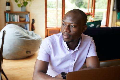 体贴的非洲裔美国人，在家工作 · 免费素材图片