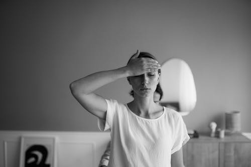 有关单色, 女人, 灰阶的免费素材图片