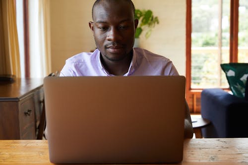 严重的非洲裔美国人，笔记本电脑 · 免费素材图片