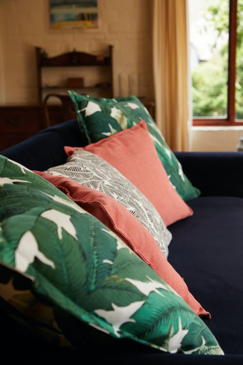 舒适的沙发，舒适的房间里有明亮的枕头 · 免费素材图片