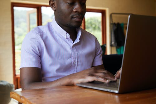 黑人在笔记本电脑上互联网聊天 · 免费素材图片