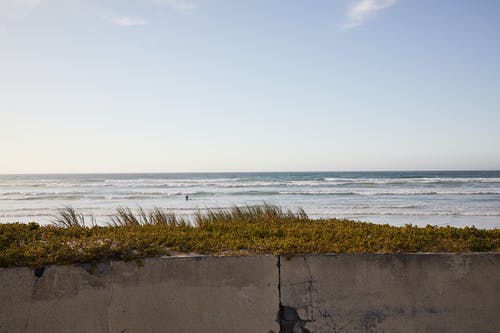 荡漾海附近的水泥围栏 · 免费素材图片