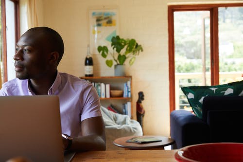 有笔记本电脑的体贴的黑人在家 · 免费素材图片