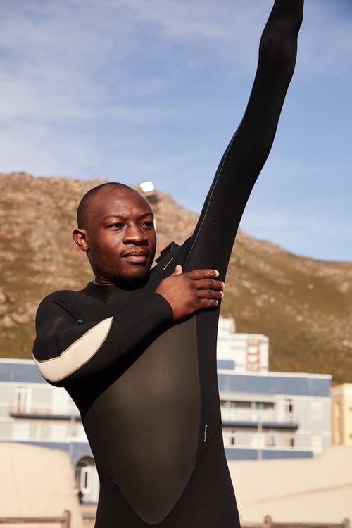 举起手臂泳装的黑人男子 · 免费素材图片