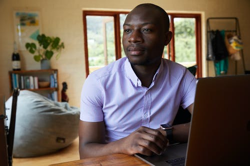 黑人企业家与智能手表和笔记本电脑 · 免费素材图片