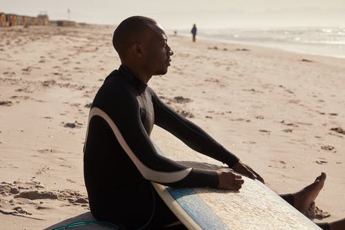 夏季在海边冲浪板冷的黑人男子 · 免费素材图片