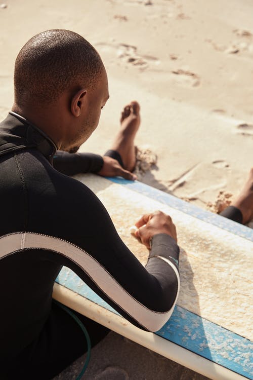 黑人男子冲浪冲浪板 · 免费素材图片